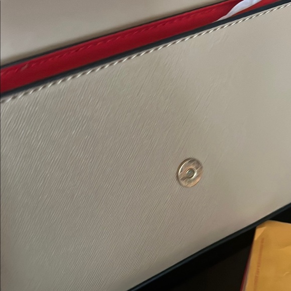 Marilyn Monroe Cream and Gold Crossbody Bag with Envelope Design - Picture 5 of 6